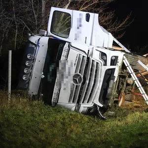 Der Laster wurde bei dem Unfall komplett zerstört.