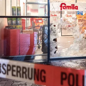 Unbekannte haben in der Nacht zu Donnerstag einen Geldautomaten ausgebraubt.
