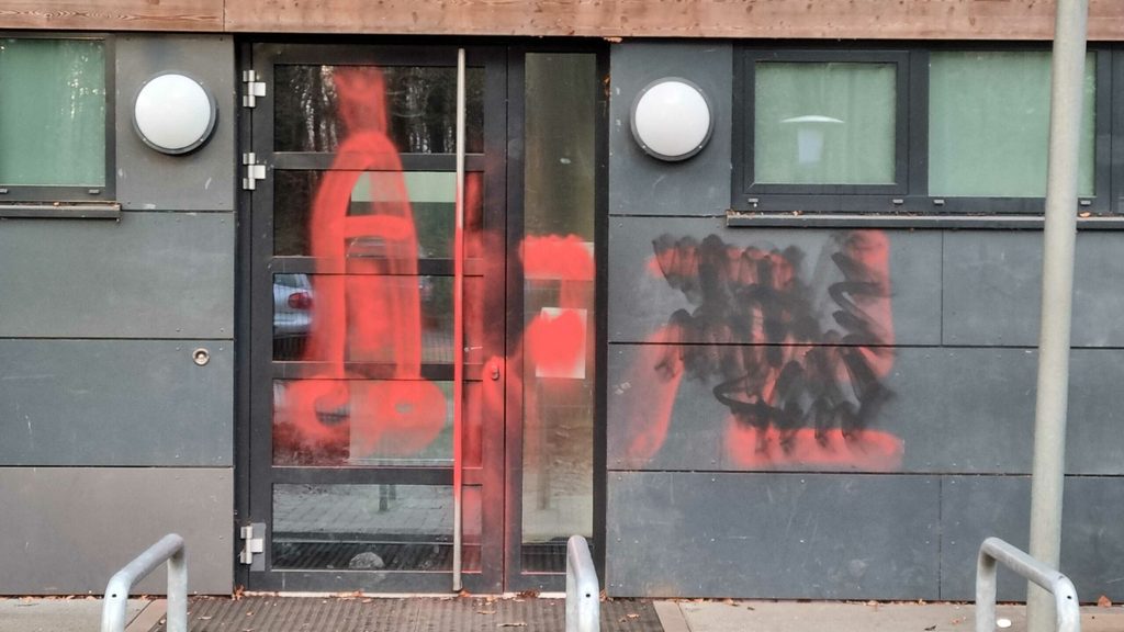Ein Penis und ein Nazi-Symbol wurden an die Hauswand gesprüht.