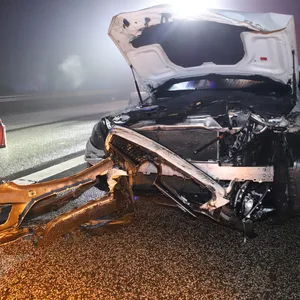 Ein 25-Jähriger ist mit seinem Auto auf der A23 gegen mehrere Schutzplanken gekracht.