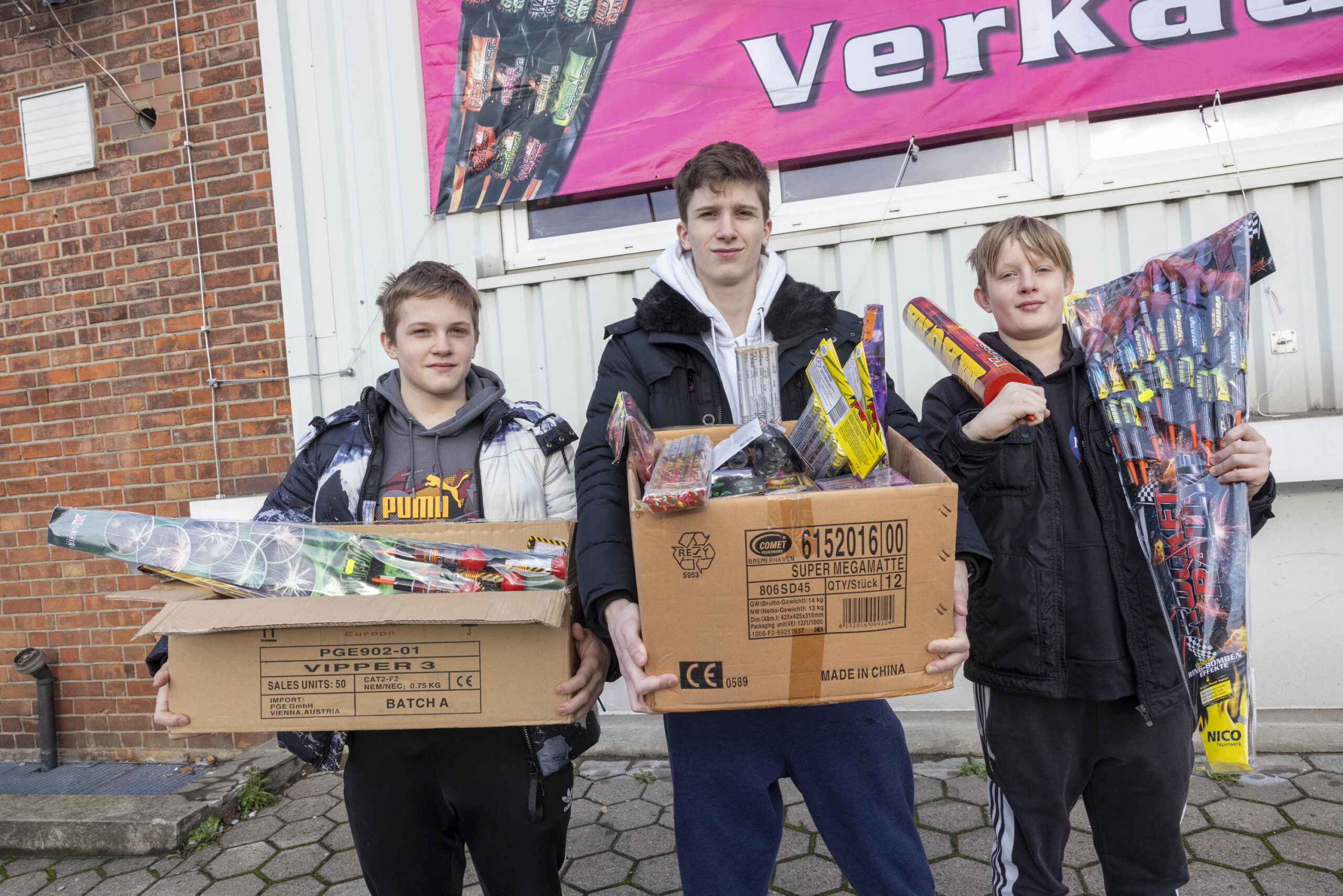 Finlay, Josua und Perke Suhr (14,17,12 ) aus Tonndorf haben beim Böller-Shoppen mit ihrem Papa ordentlich abgesahnt.