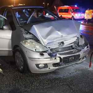 Der Mercedes und der Audi mussten abgeschleppt werden.