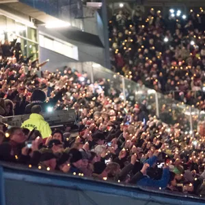 Rund 10 000 Menschen sind zum Weihnachtssingen ins Ostseestadion gekommen.
