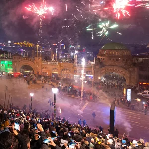 Schaulustige beobachten Silvester das Feuerwerk an den Hamburger Landungsbrücken. (Archivbild)