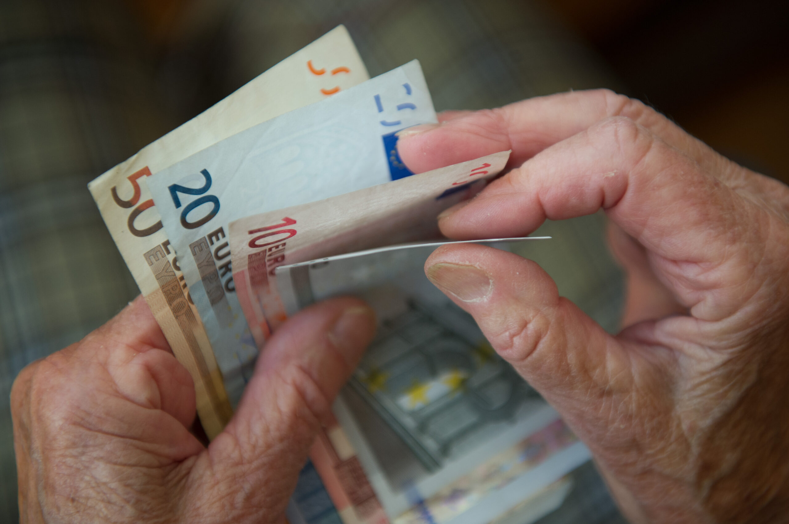Eine ältere Frau zählt Geld(Symbolbild)