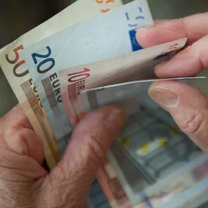Eine ältere Frau zählt Geld(Symbolbild)