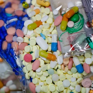 Viele bunte Pillen, vermutlich Exctasy