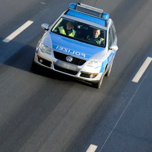 Ein Polizeiwagen auf der Autobahn