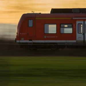 Eine S-Bahn fährt nahe Hannover
