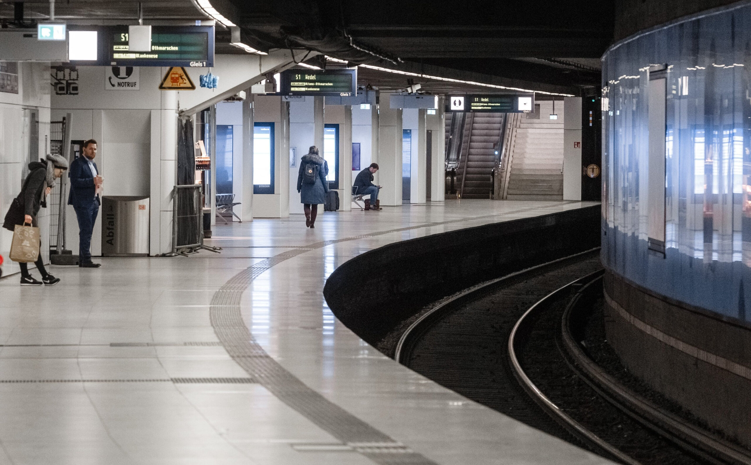 Fahrgäste warten im Bahnhof Jungfernstieg auf eine S-Bahn