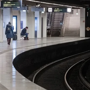 Fahrgäste warten im Bahnhof Jungfernstieg auf eine S-Bahn