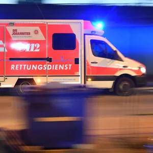 Bei einem Autounfall wurde in Niedersachsen ein Mann lebensgefährlich verletzt. (Symbolbild)