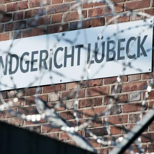 Stacheldraht sichert das Landgericht Lübeck.