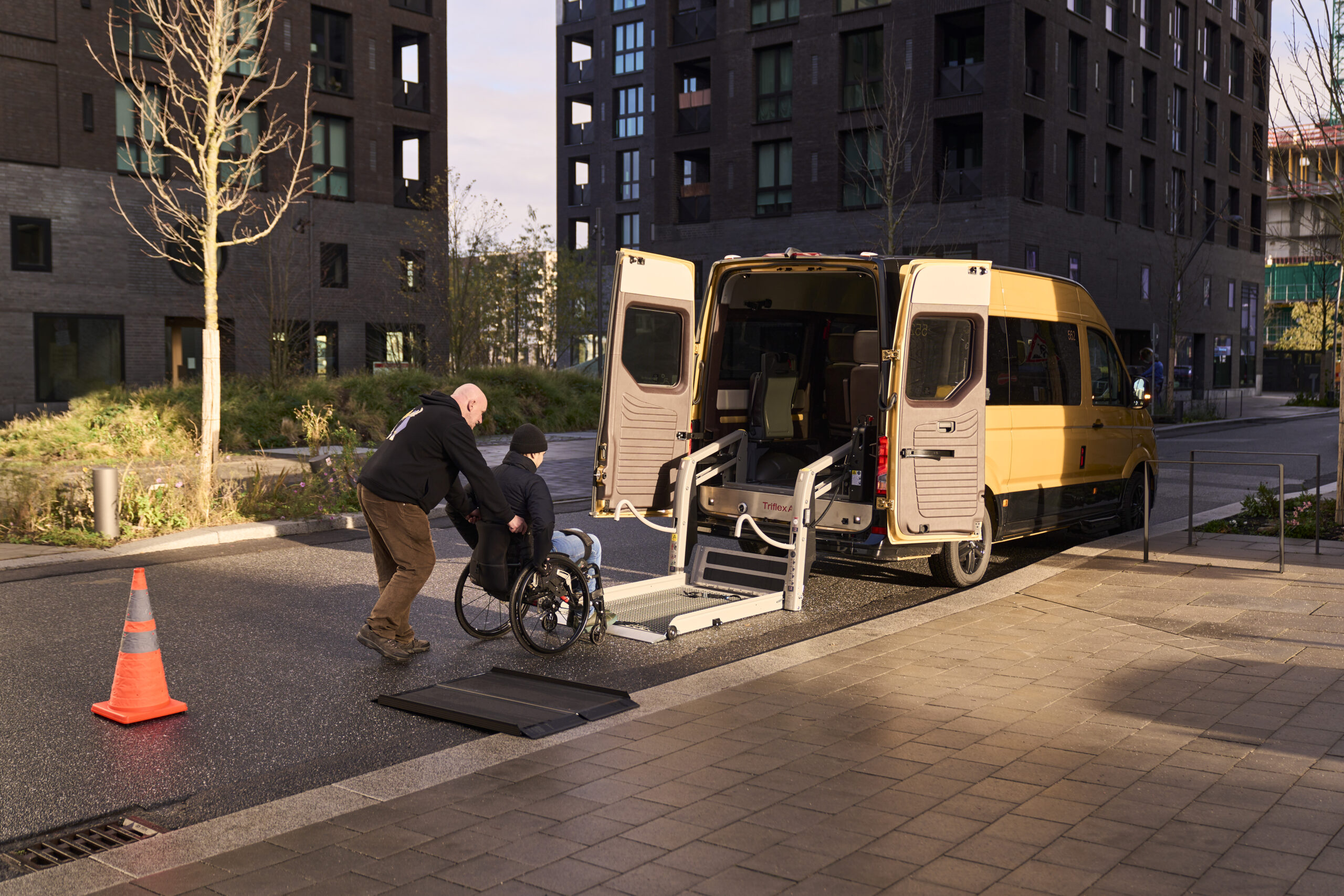Die Fahrzeuge verfügen über einen Zugang für Rollstuhlfahrer und einen ausgebauten Innenraum.