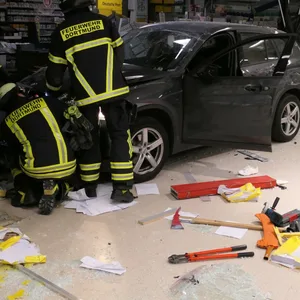 Unfall in Dortmund: Der PKW kam im Bereich der Ladenlokale im Eingangsbereich zum Stehen.