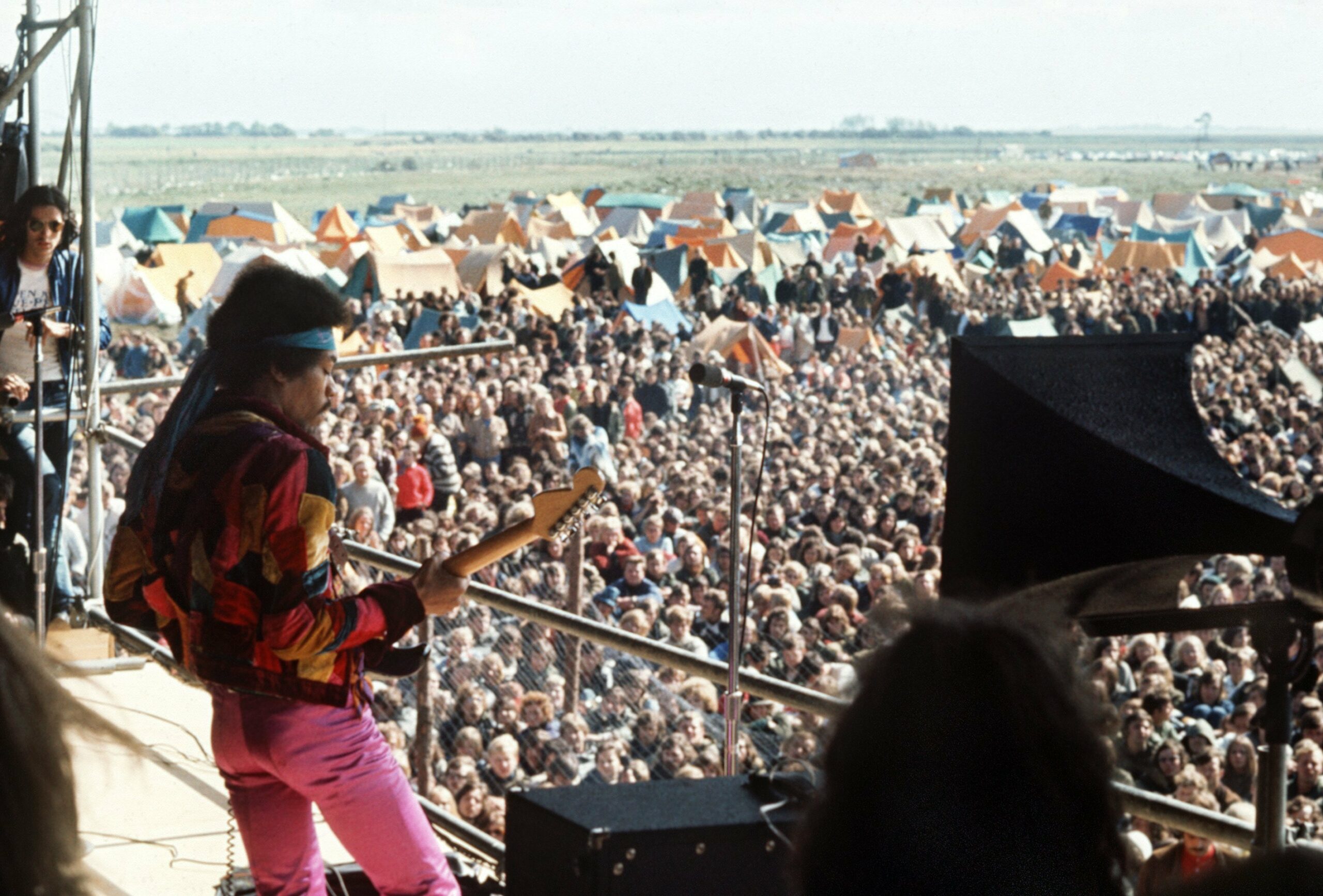 Der amerikanische Rocksänger und Gitarrist Jimi Hendrix bei seinem Auftritt auf dem Love-and-Peace-Festival auf der Ostsee-Insel Fehmarn.