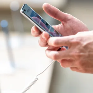 Ein Mitarbeiter des Technologieunternehmen Huawei hält am Stand auf der Internationalen Funkausstellung (IFA) ein Huawei Smartphone in der Hand.