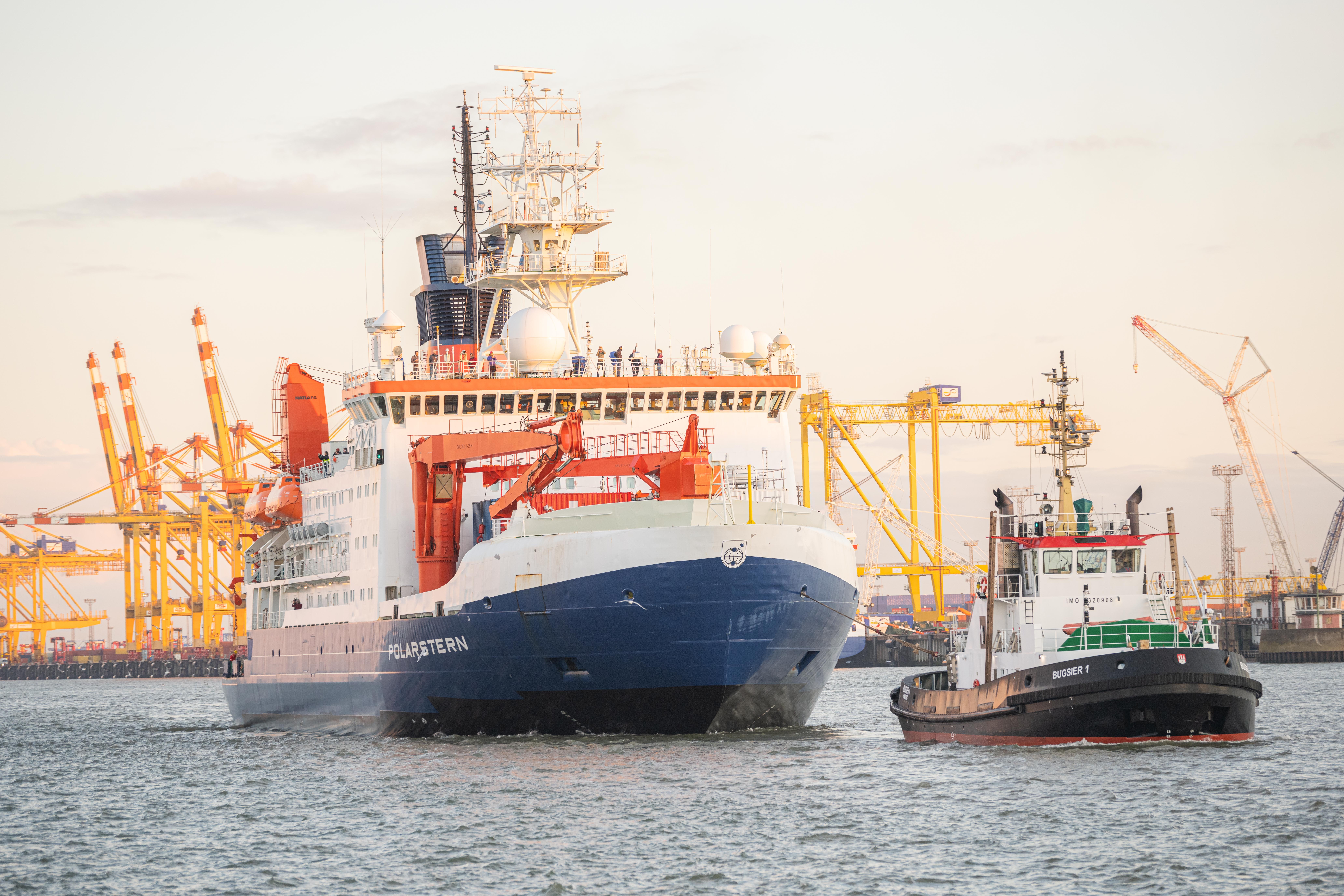Das Forschungsschiff „Polarstern“ (l) kehrt nach einjähriger MOSAiC-Expedition durch die Wesermündung nach Bremerhaven zurück.