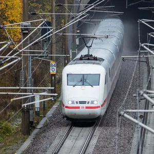 Ein ICE fährt auf der Schnellfahrstrecke Stuttgart - Mannheim nahe der Enztalbrücke aus einem Tunnel heraus.