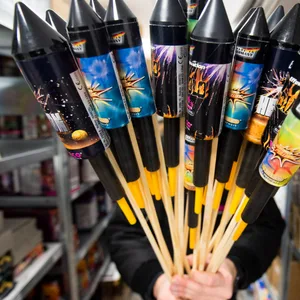 Ein Mann hält in einem Lagerraum Silvesterraketen in den Händen. (Symbolbild)