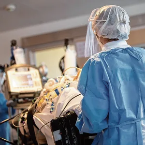 Pflegeassistenten beim Transport eines Patienten