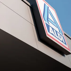 Das Logo von Aldi-Nord ist an der Aldi-Filiale Nummer 1 in Essen zu sehen.