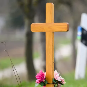 Ein Kreuz steht auf dem Grünstreifen einer Landstraßen.