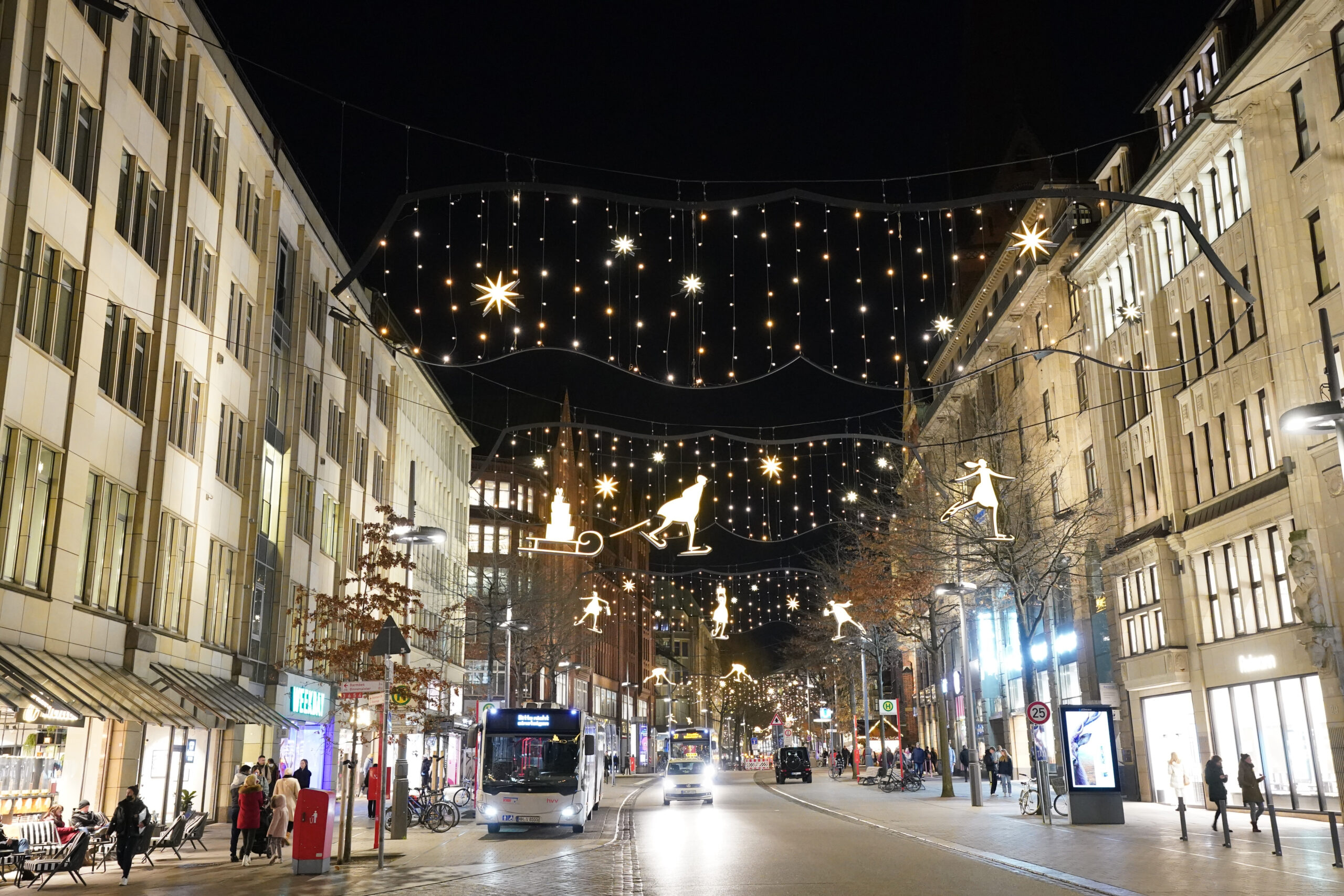 Die weihnachtlich beleuchtete Mönckebergstraße