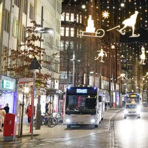 Die weihnachtlich beleuchtete Mönckebergstraße