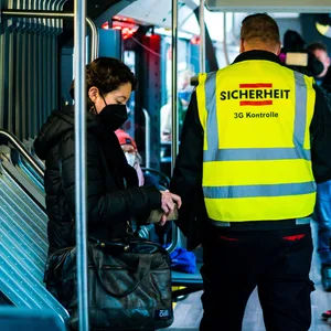 Kontrolle im ÖPNV in Kiel (Archivbild). Der Virologe Helmut Fickenscher hält ein Ende der Maskenpflicht für vertretbar.