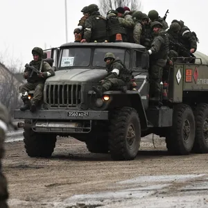 Das von der staatlichen russischen Nachrichtenagentur Sputnik veröffentlichte Bild zeigt russische Soldaten die in der Stadt im Norden der Krim auf einem Militärlastwagen sitzen.