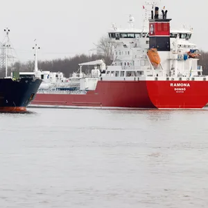 Zwei Schiffe auf dem Nord-Ostsee-Kanal