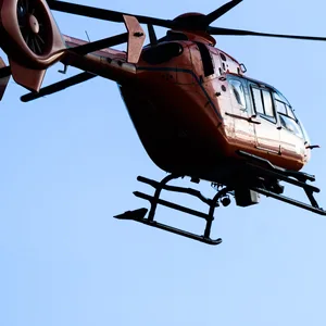 Bei einem Unfall auf der A2 bei Braunschweig musste ein Rettungshubschrauber auf der Autobahn landen. (Symbolbild)
