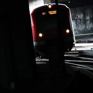 Knapp dem Unglück entkommen: Passanten haben am Hamburger Hauptbahnhof einen Betrunkenem vor einem einfahrendem Zug gerettet. (Symbolbild)