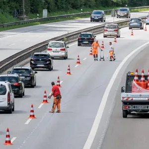 Arbeiter bereiten eine Fahrbahnverschwenkung auf der A23 vor.