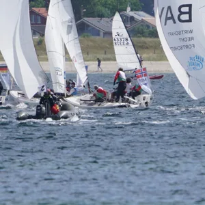 Segelboote fahren während einer Regatta bei der Travemünder Woche auf der Ostsee. etzt startet eine ganz besondere Ragatta bei Lübeck.