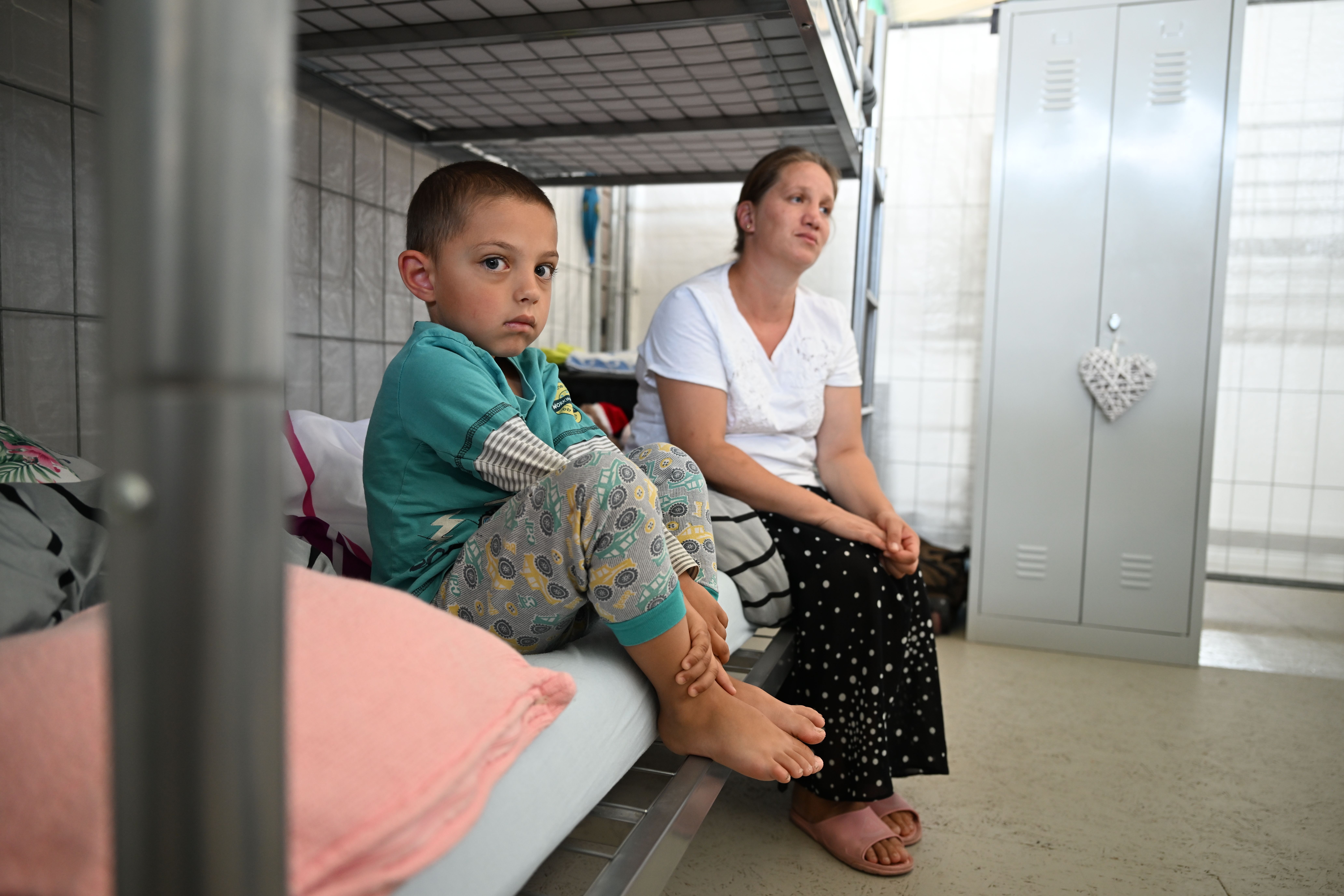 Eine ukrainische Mutter und ihr Sohn in einer Notunterkunft