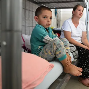 Eine ukrainische Mutter und ihr Sohn in einer Notunterkunft