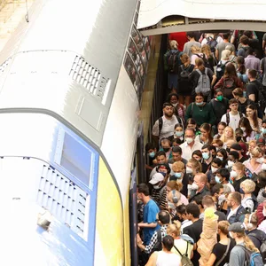 Metronom mit Menschenmassen