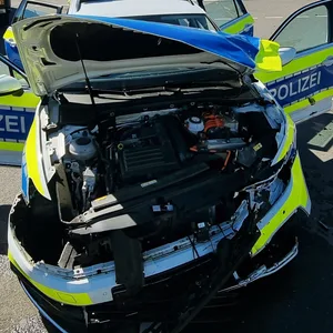 Ein stark beschädigtes Polizeiauto. Auch bei der Polizei kommt es regelmäßig zu Autounfällen.