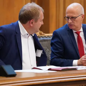 Umweltsenator Jens Kerstan (Grüne) und Bürgermeister Peter Tschentscher (SPD)