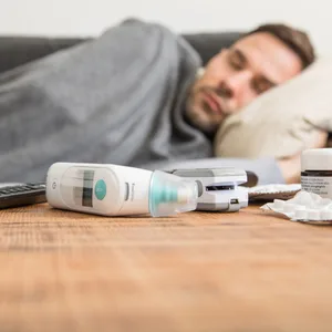 Ein kranker Mann auf der Couch.
