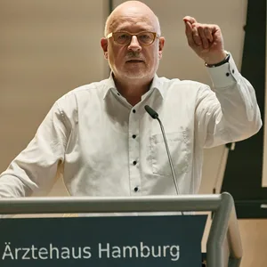 Dr. Dirk Heinrich von der Kassenärztlichen Vereinigung weist die Vorwürfe der Klinikärzte entschieden zurück (Archivfoto).