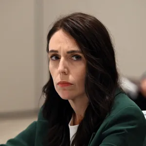 Jacida Ardern blickt ernst in die Kamera.