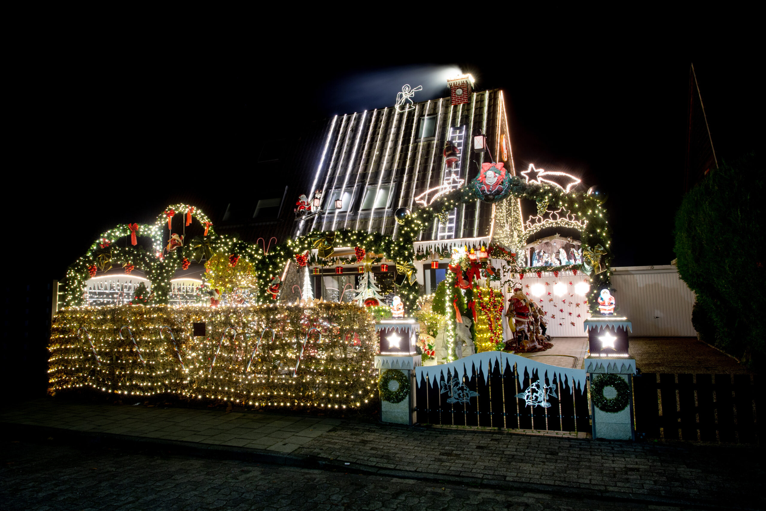 Zahlreiche Lichter erstrahlen am weihnachtlich geschmückten Haus der Familie Borchart.