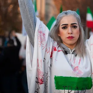 Eine Frau in Washington bei einer Solidaritäts-Demo gegen das Regime in Teheran im November. Nach Monatelangem Protest wurde die Sittenpolizei aufgelöst.