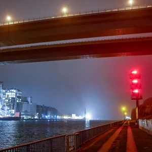 Eine Brücke über dem Nord-Ostsee-Kanal ist beleuchtet