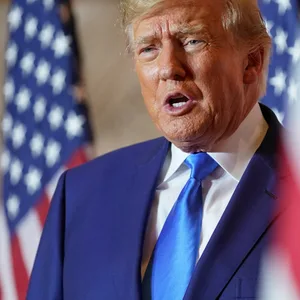 Der ehemalige Präsident Donald Trump spricht am Wahltag im Mar-a-Lago.