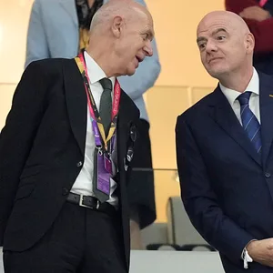 DFB-Präsident Bernd Neuendorf spricht bei der WM mit FIFA-Präsident Gianni Infantino.