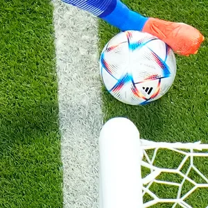Japans Kaoru Mitoma passt den Ball an der Torauslinie in die Mitte.